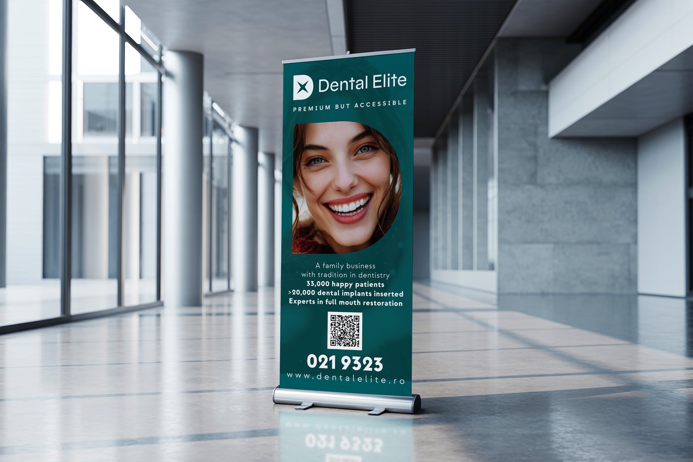 Rollup Dental Elite într-un hol de clinică, cu conceptul We Care More