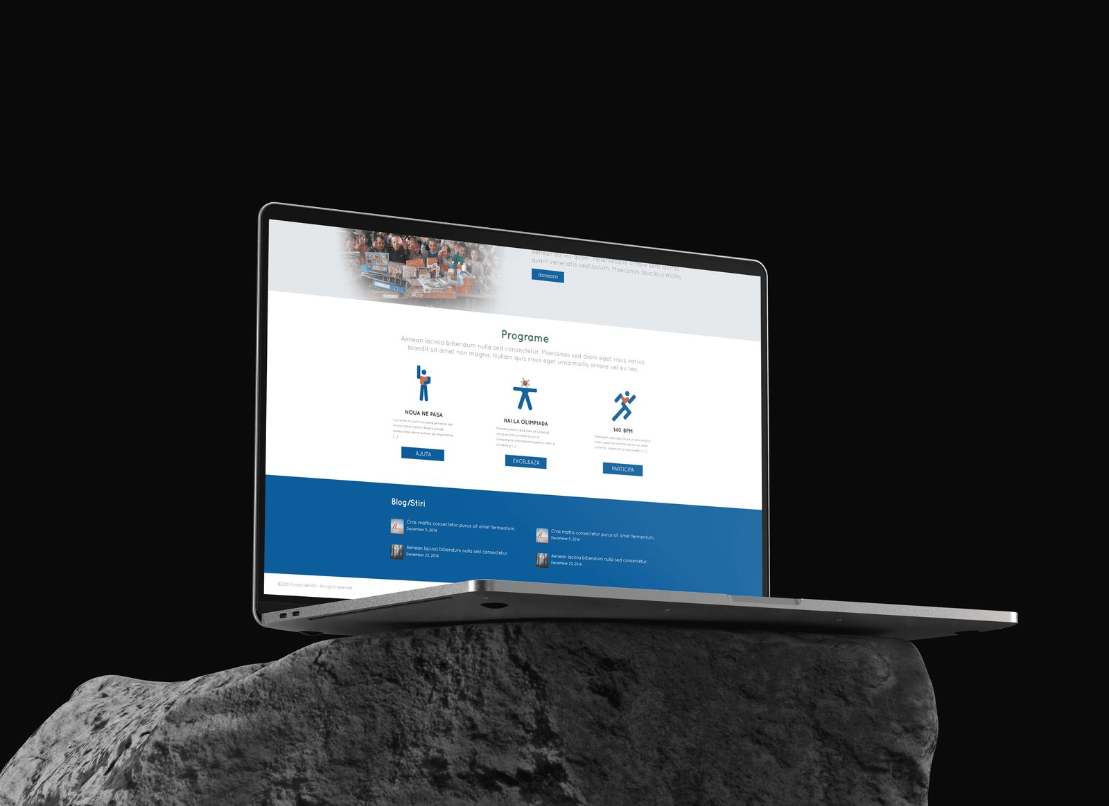 Un laptop pe o stâncă, cu site-ul Fundației eMAG