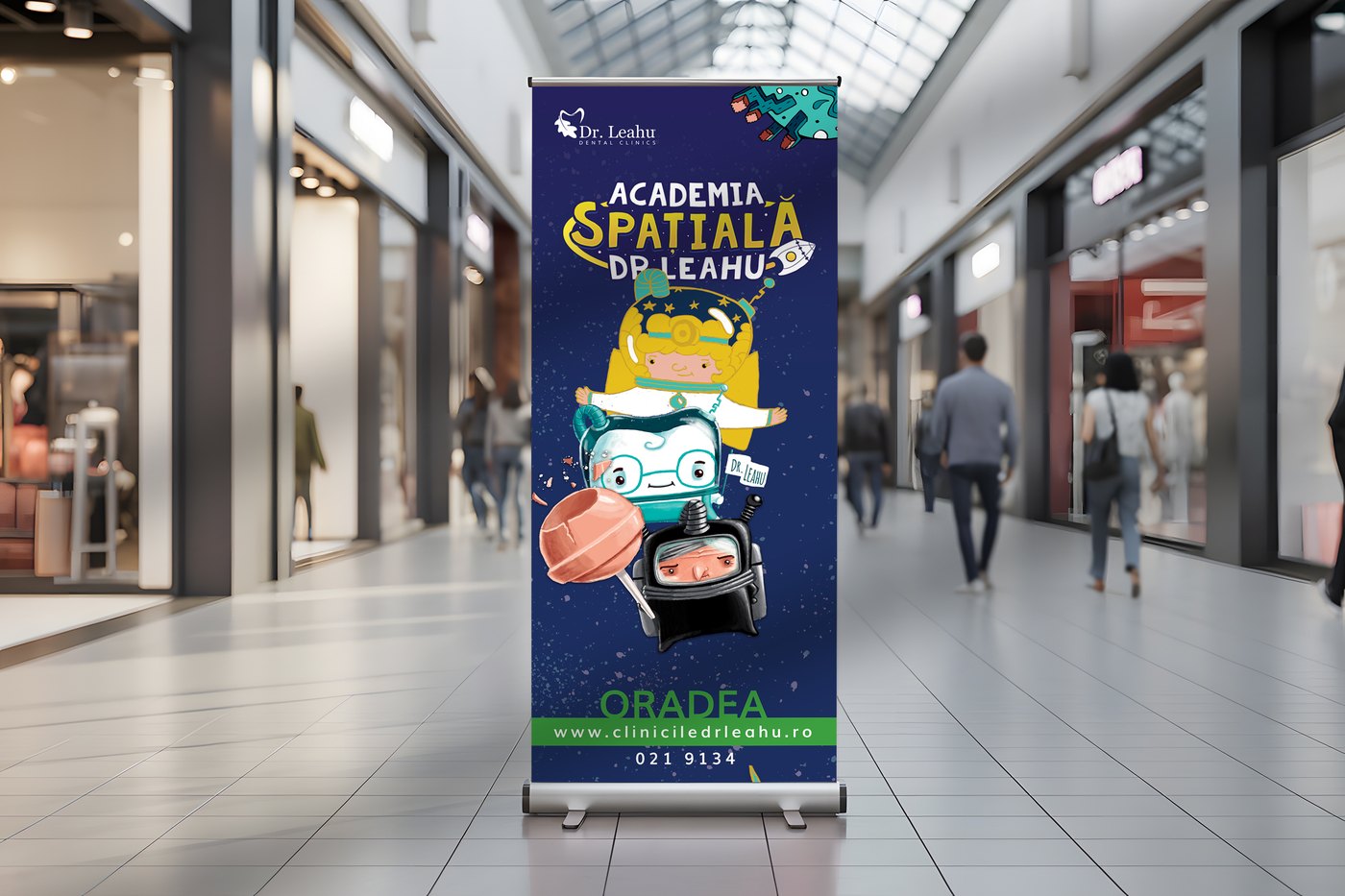 Rollup Academia Spațială Dr. Leahu, cu personajele desenate, într-un mall din Oradea