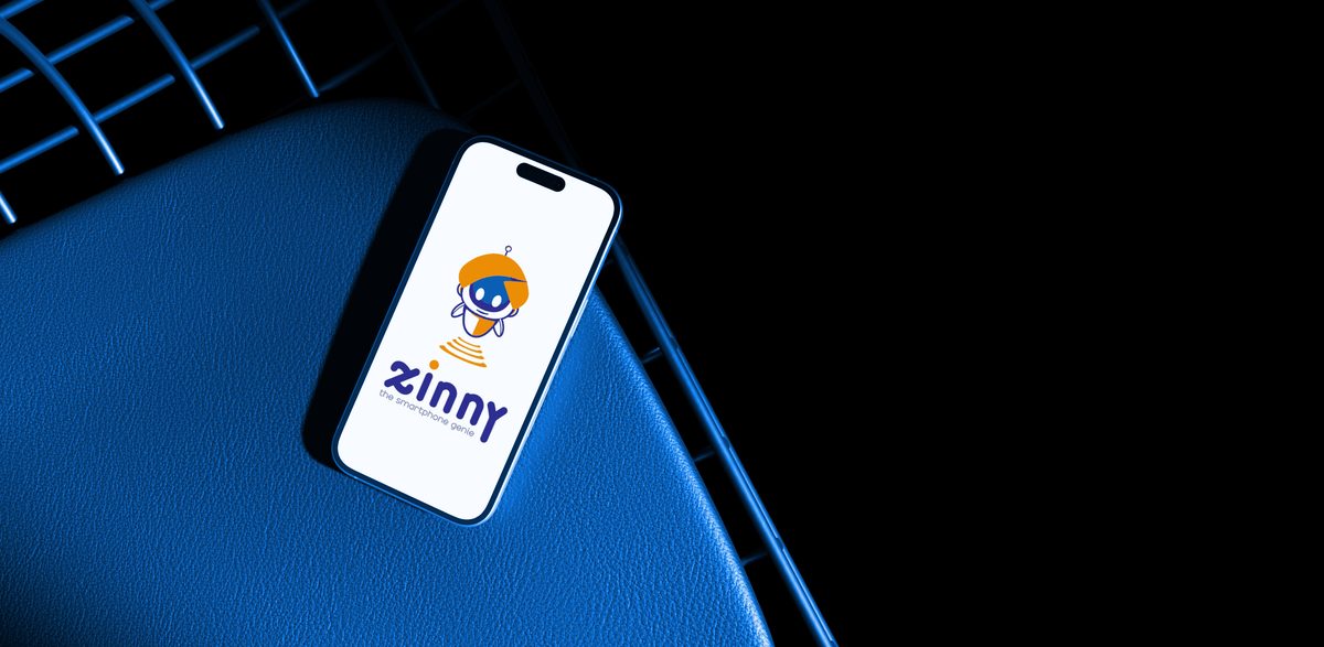 Ecrane din aplicația Zinny și personajul-duh, pe fond lila